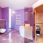 Ekskluzywna fioletowa łazienka z sauną w stylu minimalistycznym